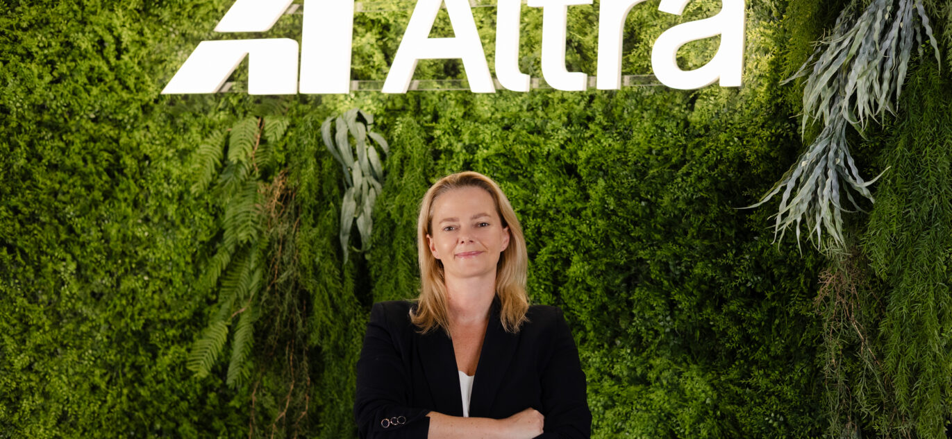 Dalia Enkienė, stovinti prie žalios augalų sienelės