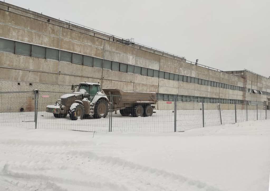 Ignalinos atominės elektrinės teritorija, vykdomi griovimo darbai, matoma sunkioji technika
