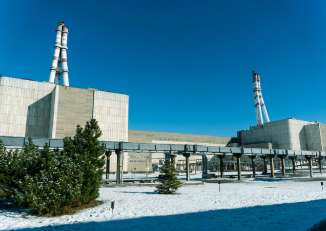 Ignalinos atominės elektrinės pastatas su reaktoriaus kaminu