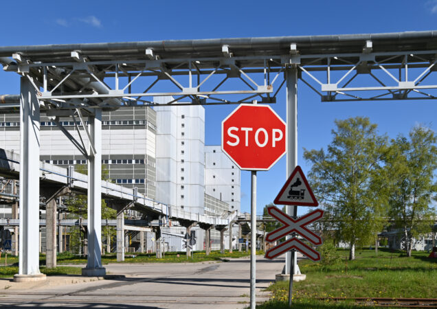 Ignalinos atominės elektrinės teritorija lauke, matomos metalinės konstrukcijos