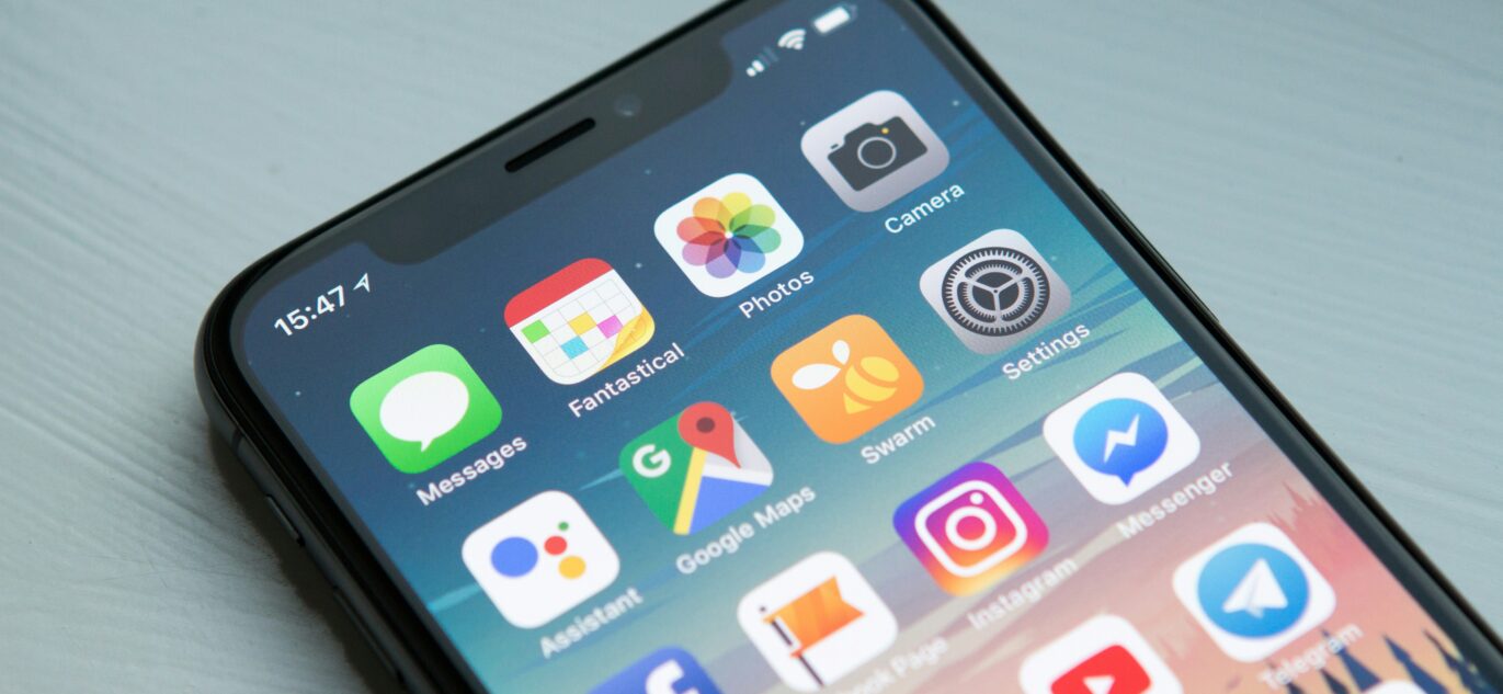 Mobiliojo telefono ekranas su ekrane matomomis mobiliųjų programėlių ikonomis