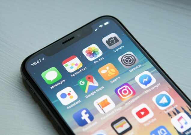 Mobiliojo telefono ekranas su ekrane matomomis mobiliųjų programėlių ikonomis