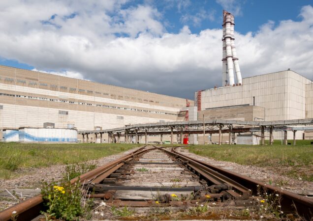 Ignalinos atominės elektrinės teritorija, matomas elektrinįės pastatas, seni bėgiai