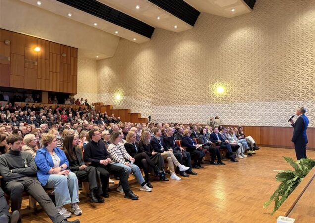 Renginio salė su žmonėmis ir pranešėju