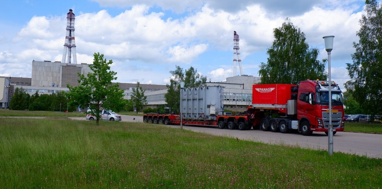 Nuotraukoje – transformatorius, pakrautas ant sunkiasvorio automobilio iš Visagino keliauja į Ukrainą.