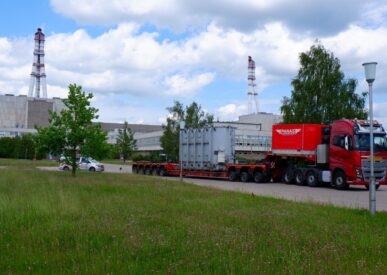 Nuotraukoje – transformatorius, pakrautas ant sunkiasvorio automobilio iš Visagino keliauja į Ukrainą.