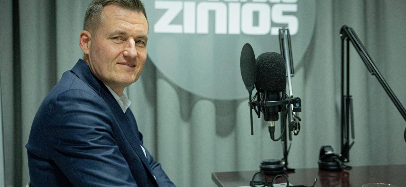 „Altra“ vadovas Linas Baužys tinklalaidės studijoje, sėdi prie mikrofono priešais garsą sugeriančią sieną