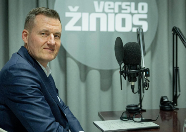 „Altra“ vadovas Linas Baužys tinklalaidės studijoje, sėdi prie mikrofono priešais garsą sugeriančią sieną