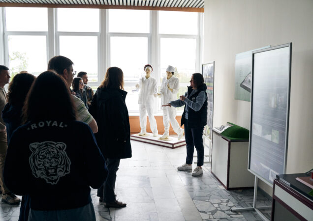Ekskursijos dalyviai „Altra“ informacijos centro ekspozicijoje klausosi gidės pasakojimo apie atominės elektrinės istoriją ir išmontavimo projektus.