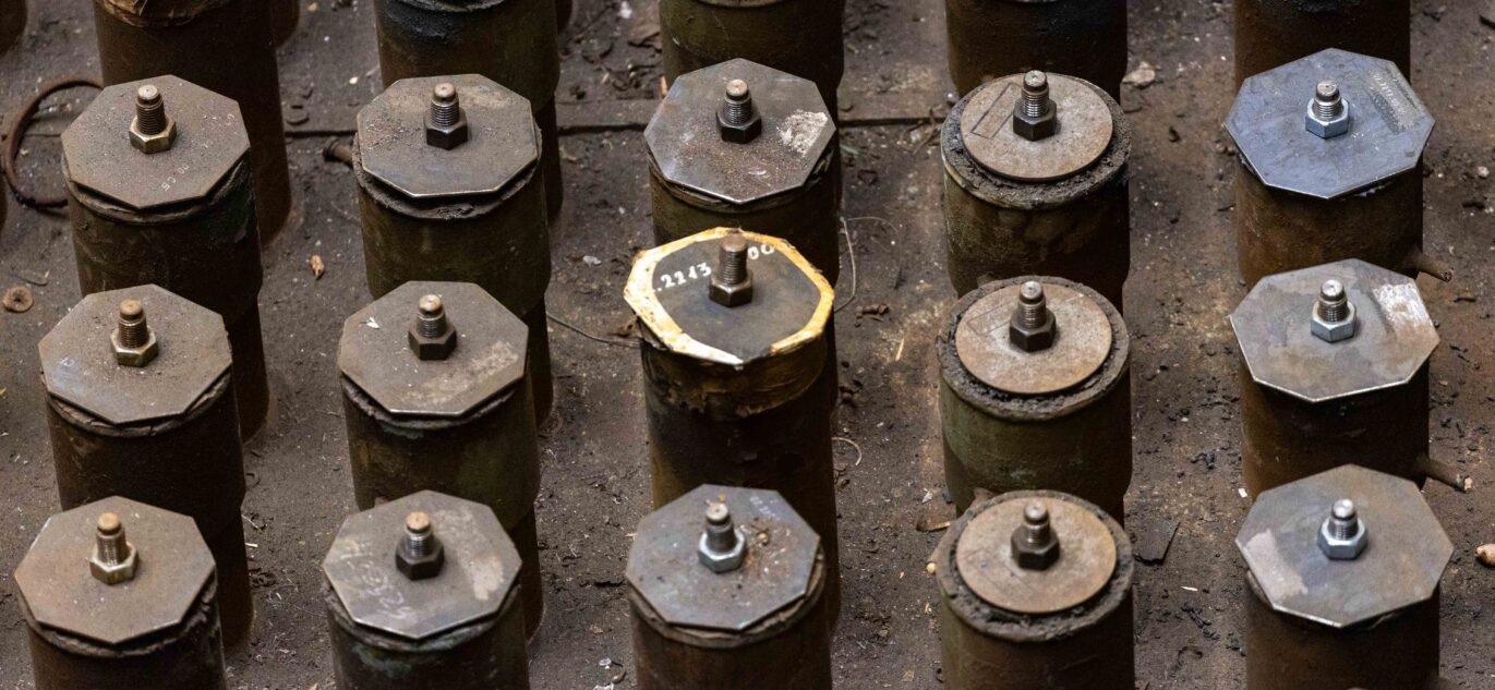 Pirmo bloko vaizdas, kur buvo kanalai, dabar vieta yra be kanalų, metaliniai kanalai iš arti