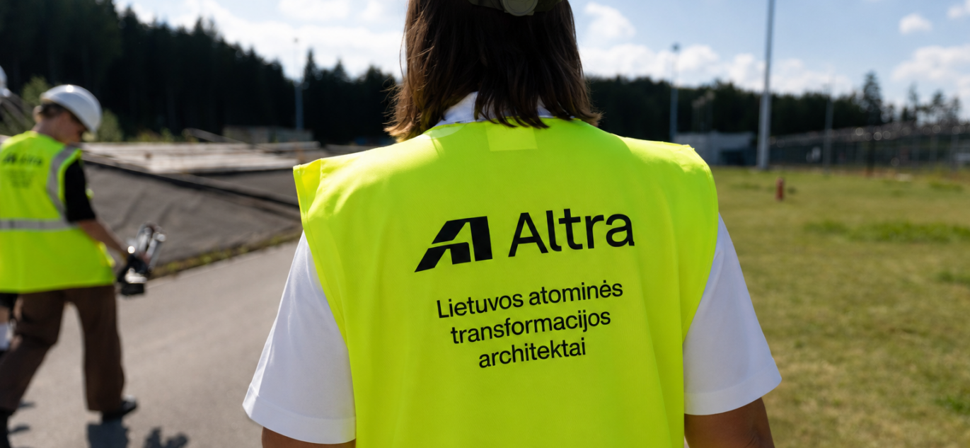 „Altra“ darbuotojas su apsaugine liemene ir šalmu Ignalinos atominės elektrinės teritorijoje