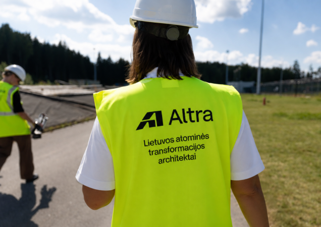 „Altra“ darbuotojas su apsaugine liemene ir šalmu Ignalinos atominės elektrinės teritorijoje
