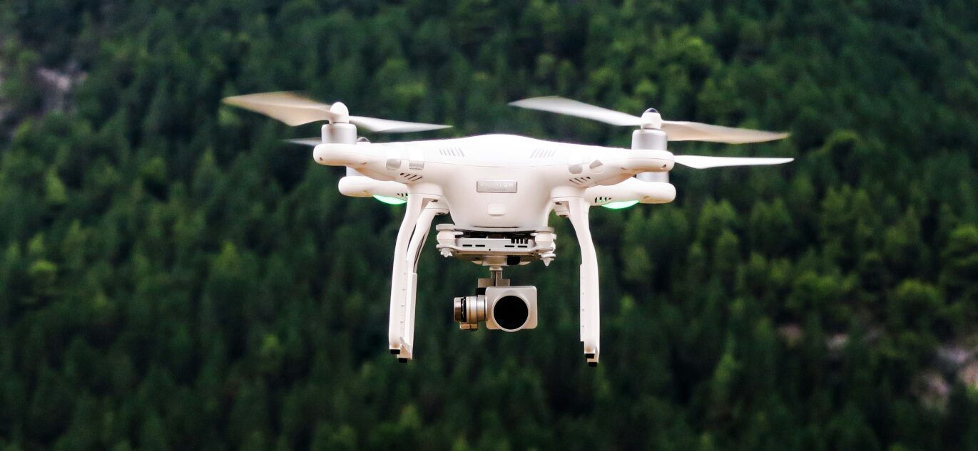 Baltas dronas su kamera ore