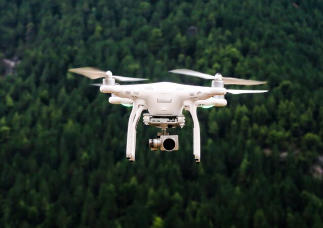 Baltas dronas su kamera ore