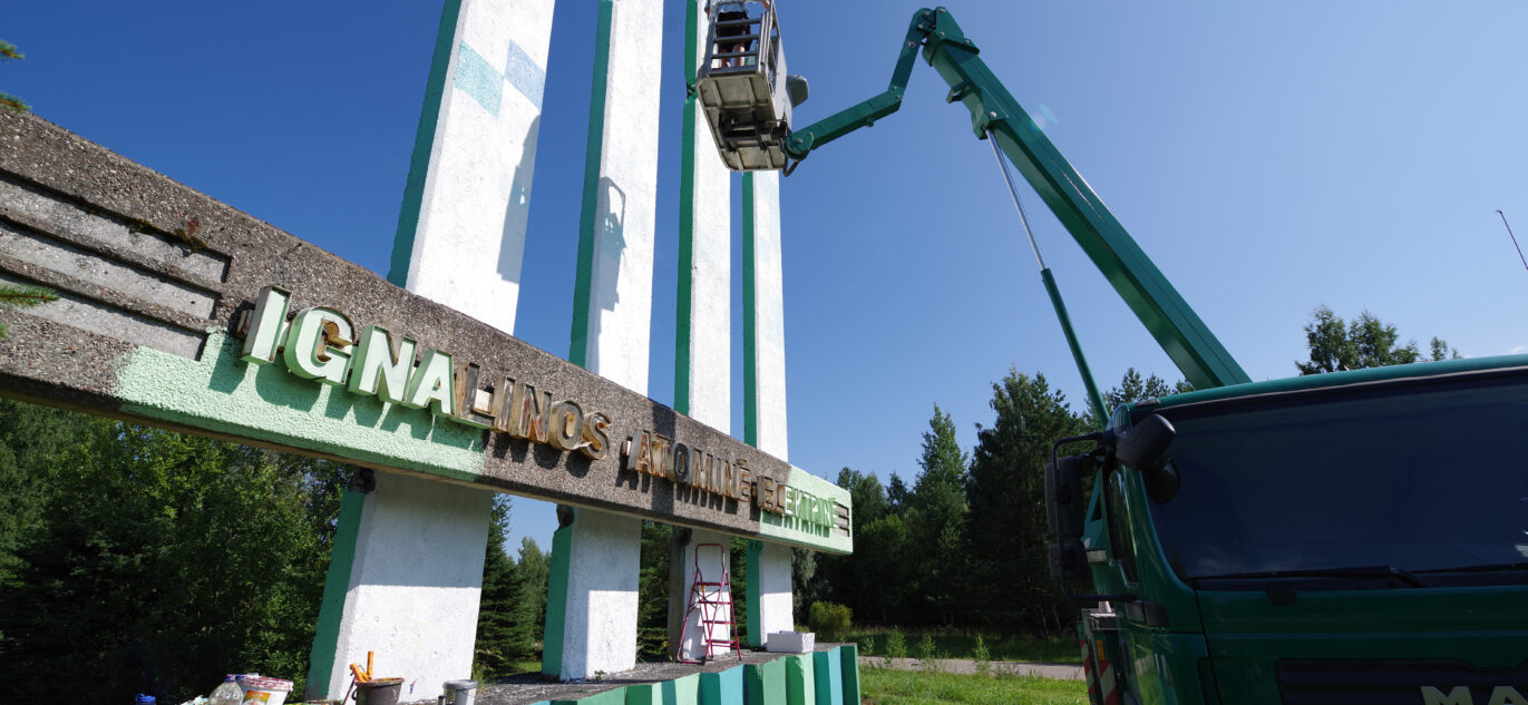 Stelą ženklą dažo menininkai ant keltuvo