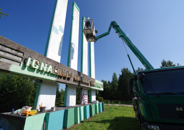 Stelą ženklą dažo menininkai ant keltuvo