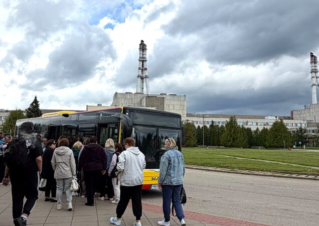 žmonės lipa į autobusą