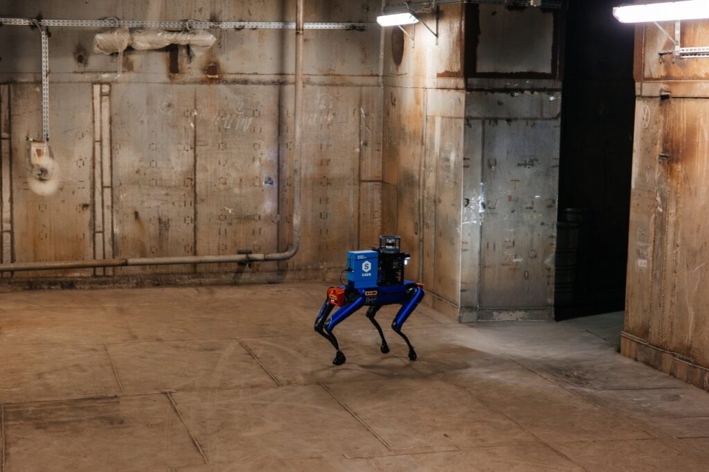 robotas šuo IAE teritorijoje iš visų pusių